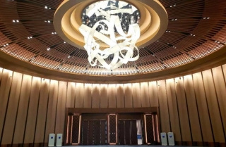 浦宇銅藝，助力進(jìn)博！歷經(jīng)兩月，打造進(jìn)博會(huì)主會(huì)場(chǎng)6000余平米銅藝門(mén)裝飾制作任務(wù)，再次創(chuàng)造銅藝新高點(diǎn)！